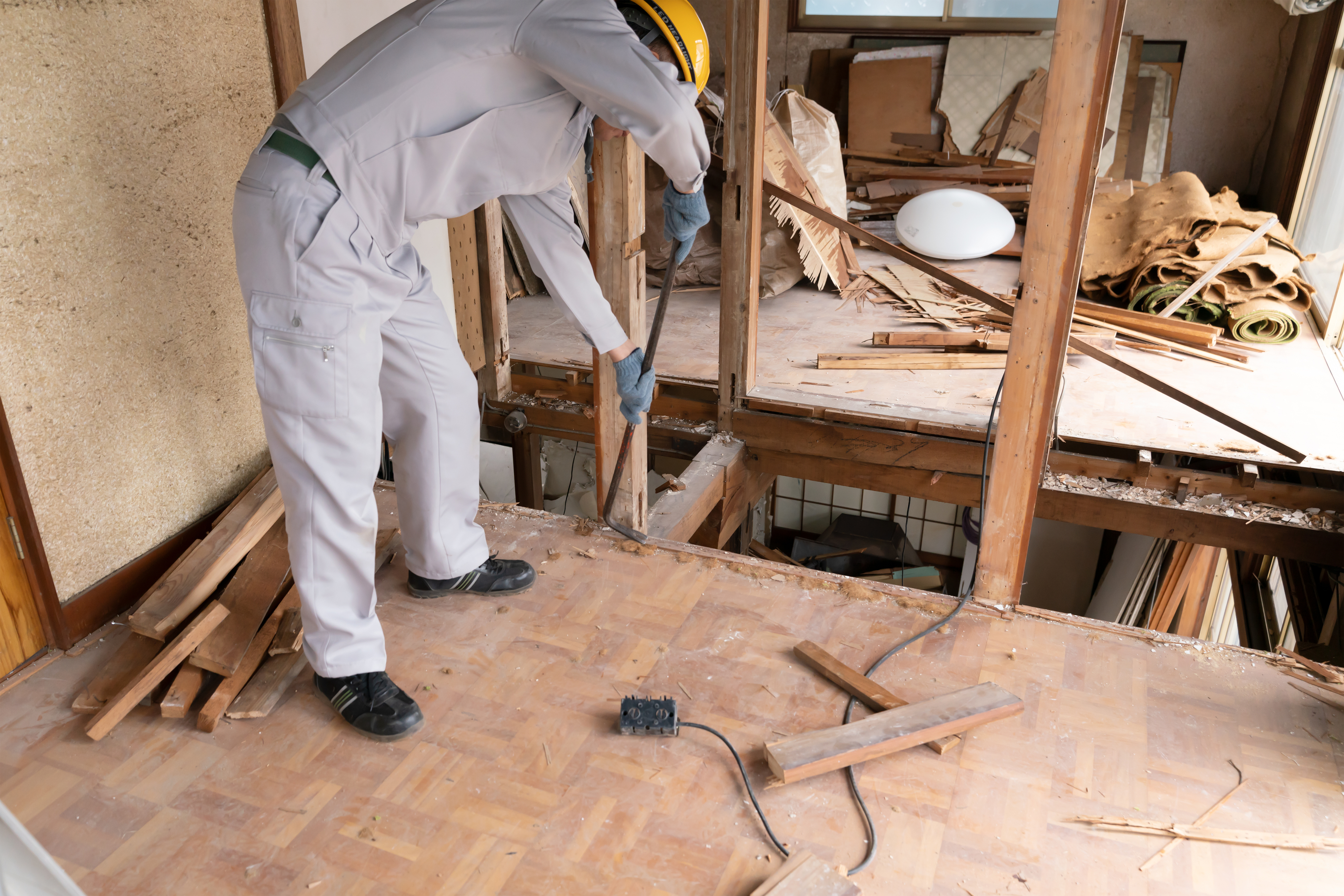 住宅リフォーム スケルトン解体現場 作業員